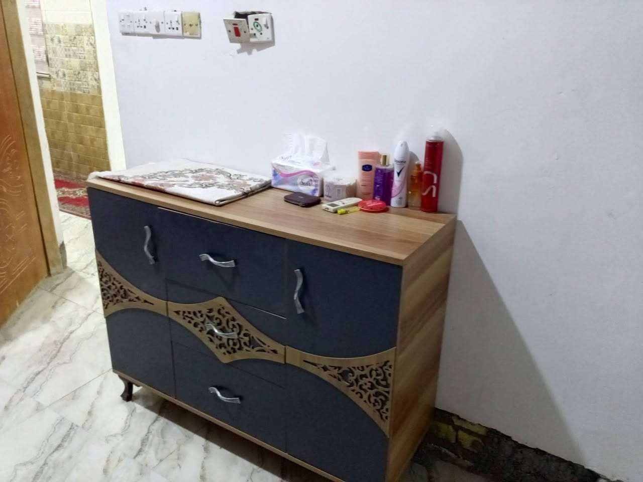 ا لسلام عليكم  غرفة نوم تركي 5قطع نضافه 60/100 مع دوشك اسفنج طبي سبرنك نضيف السعر 200+سنك ابو ع متر مع ملحق 2متر سعر 150 غير متواجدين ع النت اتصال فقط***********
