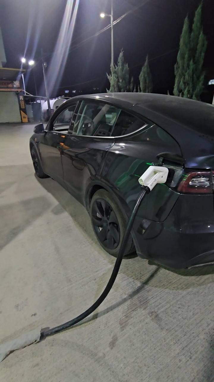 السلام عليكم .. رمضان كريم والله يتقبل الطاعات
منو يريد يشتري تسلا y مناسبة 
للبيع فقط ... وكتبت التفاصيل كاملة 
تسلا واي موديل ٢٠٢٤ تك ماطور رقم بغداد
مربوطة عالموبايل وجاهزة اون لاين اخر تحديث ٢٦
حادثها صندوك وجاملغ خلفي يسار
بدون ايرباك .. كلها سليمة
بجمها كبس بدون اي تغيير
صور الحادث مرفقة
تبريدها ماشاء الله ثلج بعز الصيف
ماشية ٢٢ الف ميل 
صارلها سنة وشوية عندي
بيها الصندوك مبدل ومصبوغ
والجاملغ الخلفي الايسر صبغ فقط
الاضافات اللي سويتها
ستيرن يوك تسخين .. والاصلي موجود
شاشة امامية صغيرة مال عداد (متأثر عالتبريد الامامي)
بانوراما سقف كهربائية مو يدوي ممتازة بلون الداخل بالضبط
شاحن تسلا ٤٨ امبير اصلي اصلي .. اخذتة جديد من شركة تسلا ابو السبعة ونص متر
والله صار وي النقل ب 530 دولار
الجام الخلفي المضلل بدلتة بجام xyg 
السيارة ماشاء الله جاهزة من كلشي ومحاط عليها غير مي الزراكات
الملاحضات 
بيها فطر بالبانوراما (خارجي)
وكلشي مامأثر لان متكونة من ٣ طبقات
يعني الداخلية سليمة
سعرها مال بيع ١٨٥ ورقة
والله صارت علية ب ٢٤ الف بوقتها
واريد ابيع هسة لان انقبلت دراسات ورح اسافر سنتين
وحرامات تبقى نايمة بالبيت
والف عافية عاللي تصير من نصيبة
و اي استفسار اني حاضر 
رقمي ***********
مكاني الرمادي .
