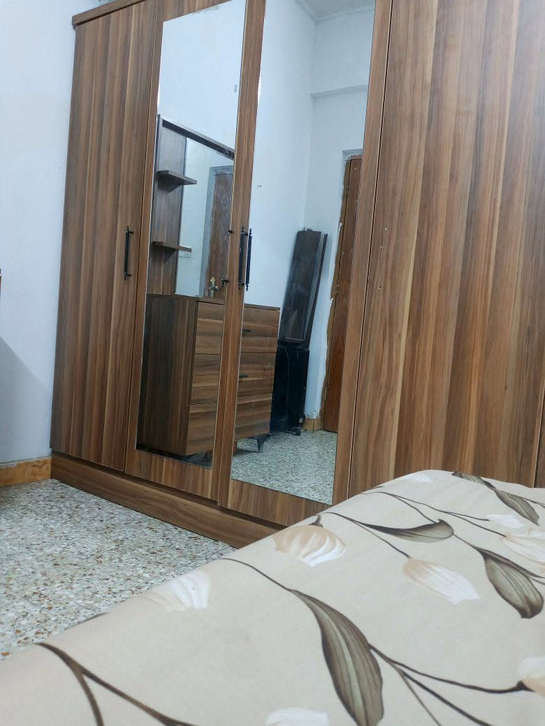 غرفه عراقي تفصال  
5 قطع 
 2كومدي 
سرير نفرين 
كنتور 4باب 
ميز تواليت
السعر :750 وبيها مجال 
للتواصل واتس: ***********
