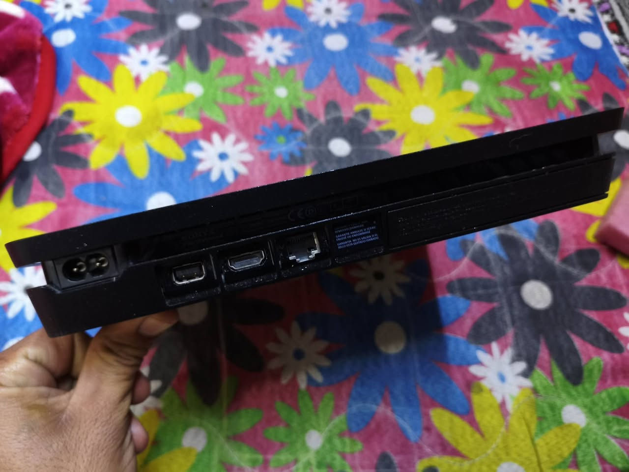 سلام وعليكم بلي 4 سلم الجاهز حديد ما مفتوح كارتونه وية وية طوبة شتريته 45  او درايفر شتريته 25 او محكه شاحنات35 وهاي الحرب شتريته 30 مترجمه بل عربي وية يدة مال بلي 5 اشتريته اب 40 او يدة اصلية او يدة عادية يغني 4 اقراص او 3 يدات مكاني معقل قرب مغتسل البله سعر 275  يعني بس الغراض مشتريهن اب 175كله جديد ***********
