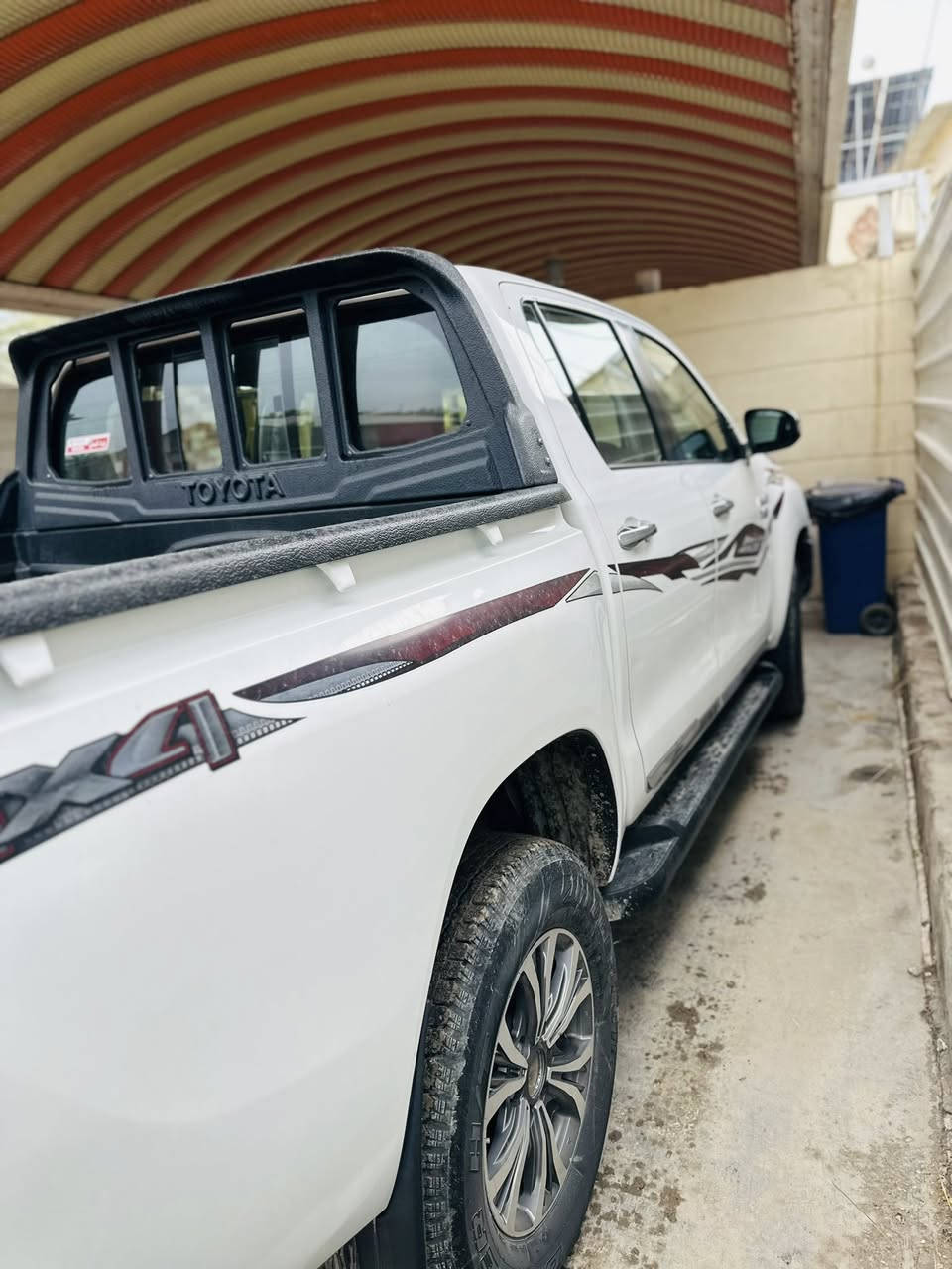 سلام وعليكم تيوتا هايلكس موديل 2022 مكفوله كفاله عامه ( كاز ) سياره جديده بسمي رقم بابل مكان السياره حله سعرها 275 الرقم ***********
