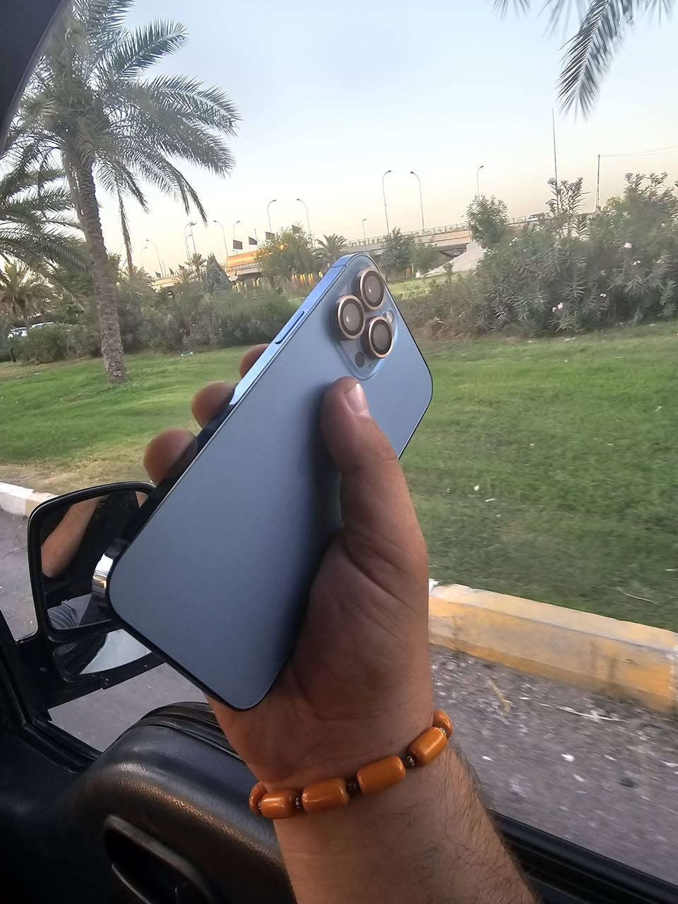 السلام عليكم 
13برو ماكس 
نموذج M
ذاكرة 256.    ***********
بطارية 83
مبدل شاشة والشاشة مفطورة من جوة ممأثرة ع لمس 
كلشي شغال فيس ايدي سماعات كامرات 
مكاني بغداد البياع ماعندي توصيل-
500وبي مجال
