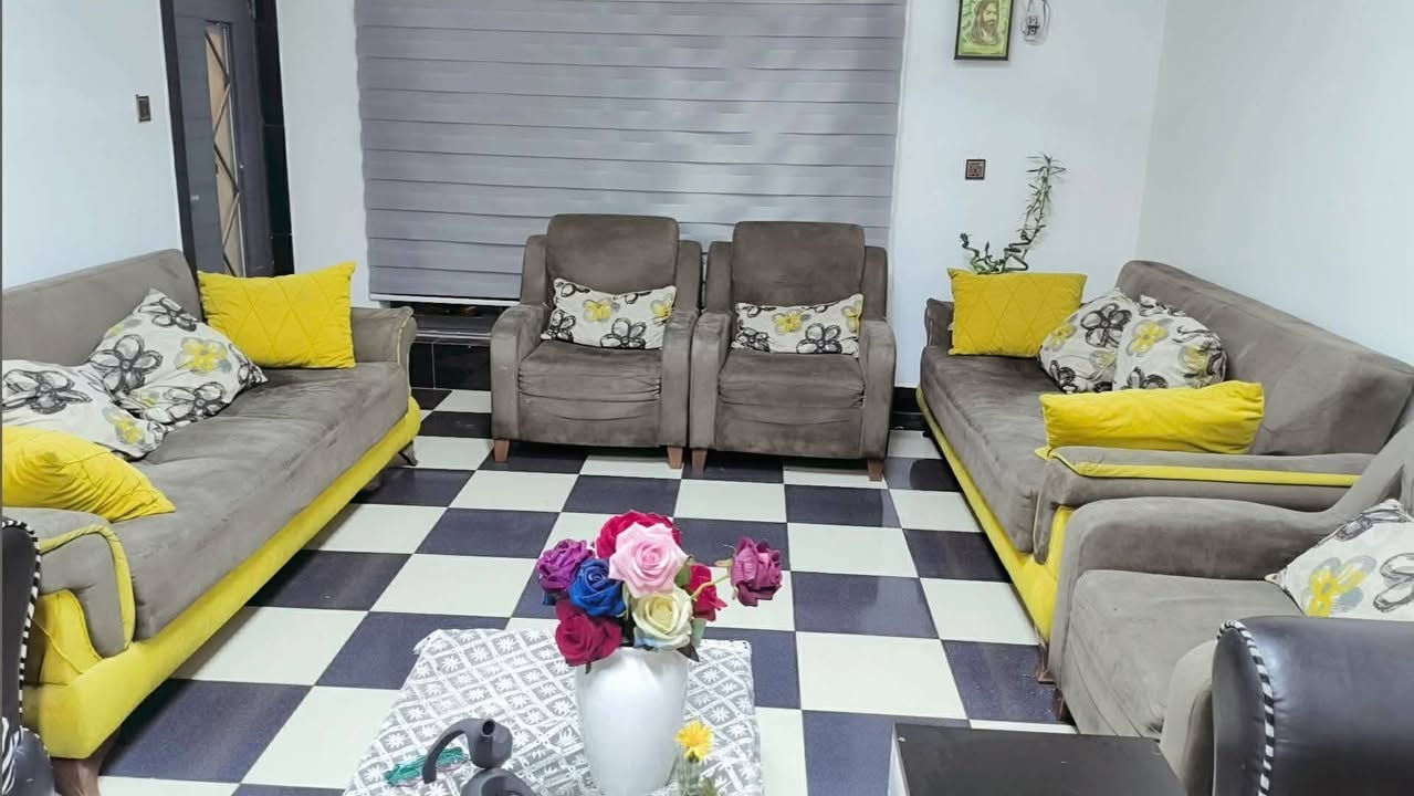 السلام عليكم للبيع تخم تركي مستعمل ٩ مقاعد ٣ اصغار و٢ اكبار بنظام السرير والمخزن مع الكوشات البلادية  السعر ٤٥٠ الف وبي مجال العنوان الغزالية للاتصال ***********
