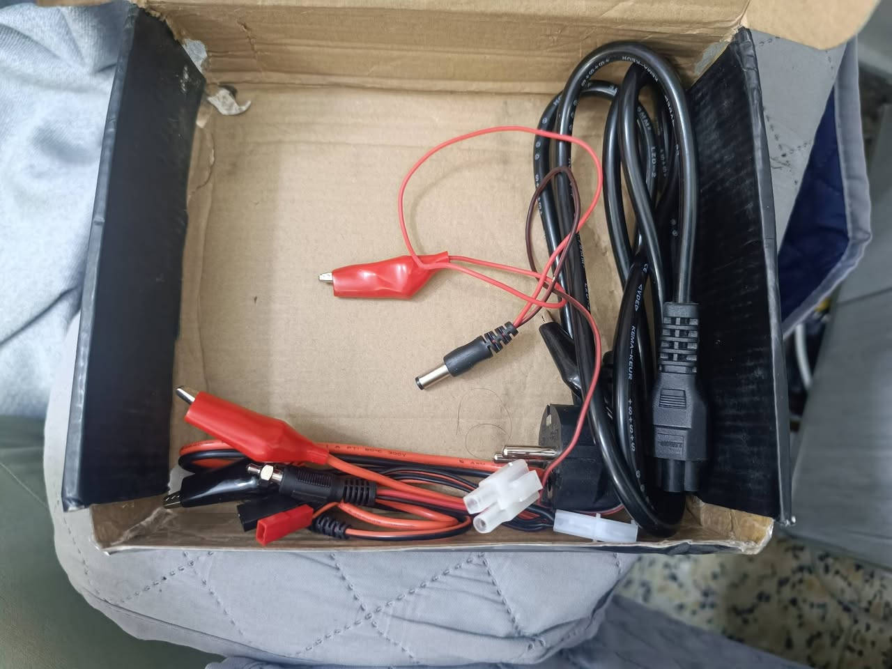 سلام عليكم  للبيع
شاحه بطاريات جديد غير مستعمله فقط كارتونته تعبانه شويه 
بطاريات ايضن جديداً و غير مستعملات  
مكاني زعفرانيه


**إذا كنت صاحب هذا الإعلان وتريد حذفه لأي سبب، رجاءا أرسل رسالة إلى الدعم الفني**