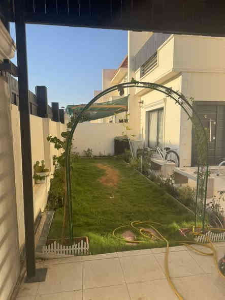 يا الله /تم تخفيض السعر 
دار للبيع في مجمع السلام رقم 152 الزون الثاني مساحة 250 ركن فيه اضافة بناء يتكون من طابقين الطابق الاعلى أربع غرف نوم مع مجموعة صحية عدد إثنان والطابق الاسفل يتكون من غرفتين نوم مع صالة مع صالة مع إستقبال مع مطبخ مع مجموعتين صحية خارج وداخل مع حديقة خارجية وداخلية مع كراج الارضية بورسلاين علما إنه مطلوب للمبادرة100 مليون تسديد شهري 549 الف وعلما إن المجمع مجهز من كافة الخدمات و نظام سكيورتي على الراغب في الشراء وللاستفسار اكثر مراجعة مكتب الشهد للعقار في خدمي حي الجزائر مقابل مصرف الجنوب الإسلامي أو الاتصال على الأرقام التالية 
***********
***********
