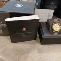 ساعة نسائية • Victorinox • صنع سويسري