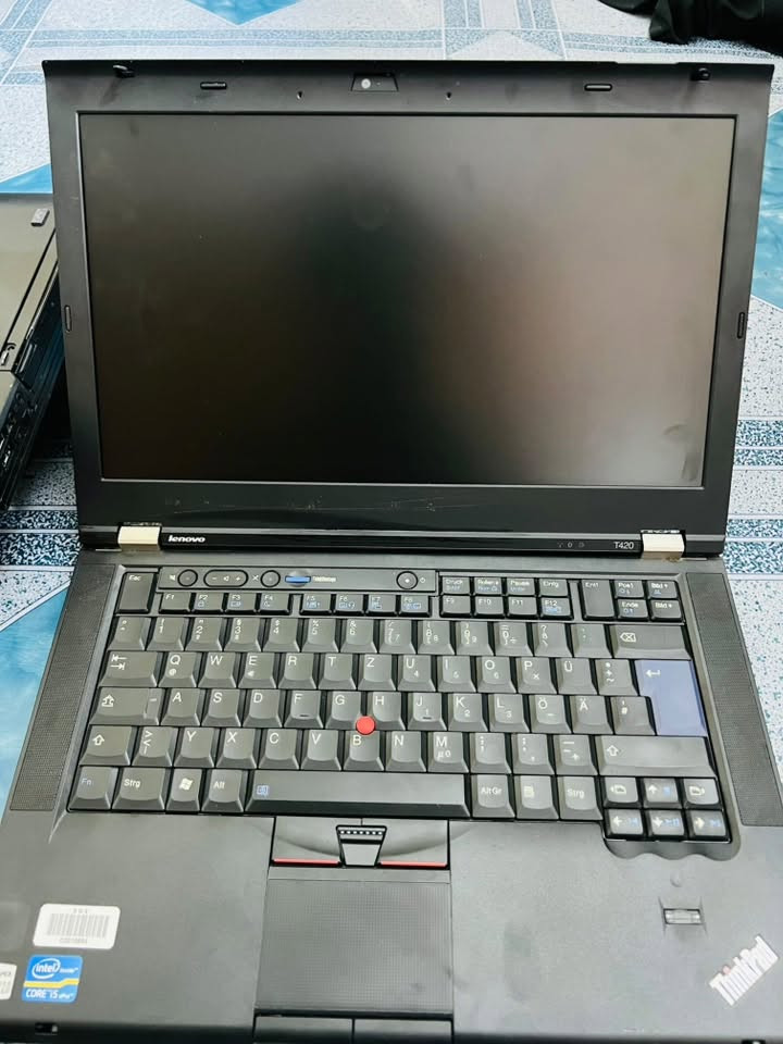 Lenovo ThinkPad T420
الشاشة: 14 بوصة HD (دقة 1366×768) أو HD+ (1600×900)

* المعالج:) Core i7 

* الرام: 4GB إلى 8GB افتراضياً، وقابل للترقية حتى 16GB DDR3

* التخزين: HDD أو SSD حسب النسخة

* كرت الشاشة: Intel HD Graphics 3000،  NVIDIA NVS 4200M

* المنافذ:

    * 3 منافذ USB

    * VGA

    * DisplayPort

    * LAN Gigabit

    * قارئ بطاقات

* الواي فاي: Intel Centrino Wireles

وتحتاج بطارية فقط 

لابتوب الثاني Dell Latitude E643

    الشاشة: 14 بوصة بدقة 1366×768 أو 1600×900.

* المعالج: Intel Core i7 من الجيل الثالث

    الرام: DDR3 حتى 16 جيجابايت (منفذان).

* التخزين: HDD أو SSD SATA مقاس 2.5 بوصة.

* كرت الشاشة:

    * Intel HD Graphics 4000.

    * وبعض النسخ تأتي مع NVIDIA NVS 5200M.

* المنافذ:

    * USB 3.0

    * VGA

    * HDMI

    * LAN

    * قارئ بطاقات SD

    * منفذ Docking في الأسفل. 

    SSD  256 جيجابايت

* رام 16 جيجابايت

درايف انترنت ممحمل الها ف تشتغل عن طريق انتنه انترنت

يرادلها فقط تحميل درايف 

توصيل موجود كافة محافظات العراق 

تواصل واتساب او اتصال ***********
