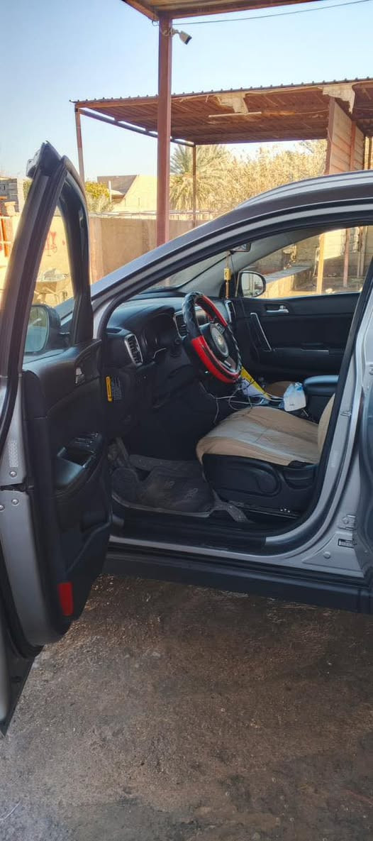 السلام عليكم
للبيع سبورتج موديل 2020 
ماشيه 56 ميل 
حادثهه جاملغ وبنيد 
والسونار بلمنشور
رقم بغداد مداور شوكت ميعجبك 
السياره احلا من الصور 
مواصفاتهه معروفه 
السعر 158 وبيهه مجال 
مكانهه حله
***********
