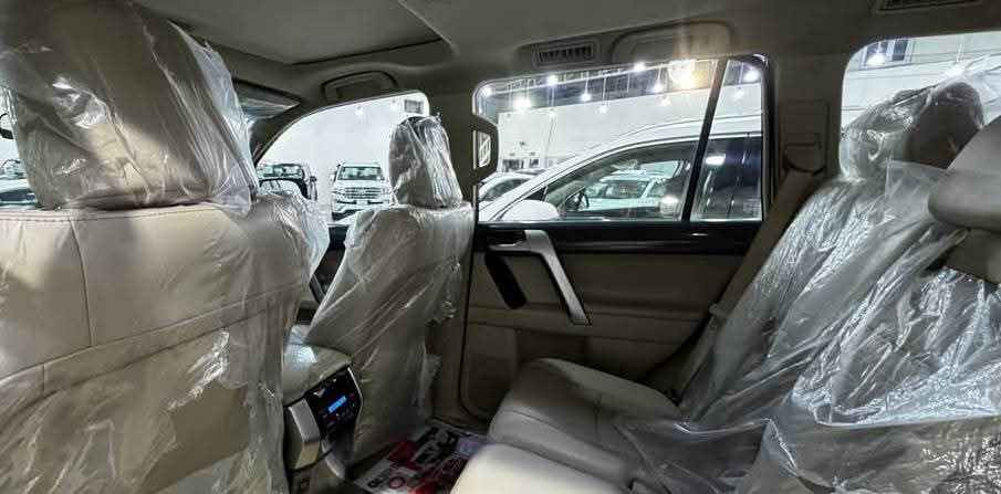 السلام عليكم 
برادو 2023 فئة VX نص فول 
مكفولة من الشخط سيارة جديد بل لايلون باقي ضمان سنتين من الوكالة 
🚗 للبيع للاستفسار اتصل على الرقم التالي 
(‏‪***********‬‏) 📞
السعر (465)$
🌍 المدينة –  بغداد - حي اور 
•   🛣️  المسافة المقطوعة    - 32 الف كلم  
✅ المواصفات :
• الاسم: برادو VX
• الموديل: 2023
• الوارد: خليجي 🇬🇨
• الممشى:  32ألف كم
⚙️ المحرك والأداء:
• محرك V6 سعة 4.0 لتر (4000 سي سي)
• قوة واعتمادية عالية
• ناقل حركة أوتوماتيك
• نظام دفع رباعي 4WD
• مناسب للمدينة والبر والسفر
ويل ألمنيوم قياس 21 إنج
• مصابيح أمامية LED
• لايتات نهارية DRL
• مرايا كهربائية مع إشارات
• حساسات أمامية وخلفية
• كاميرا خلفية
• ركابات جانبية
• جناح خلفي
• تشغيل عن بعد+ دخول ذكي
• تحكم مقود جهتين
• مثبت سرعة
• شاشة وسطية كبيرة
• نظام ملاحة
• نظام صوتي ممتاز
• تكييف أوتوماتيك متعدد المناطق
• كراسي جلد فاخرة
• كرسي سائق كهربائي
• 7 راكب
وسائد هوائية متعددة
• ABS + EBD
• نظام ثبات إلكتروني
• مانع انزلاق
• مراقبة ضغط الإطارات
• مساعد صعود ونزول المرتفعات
