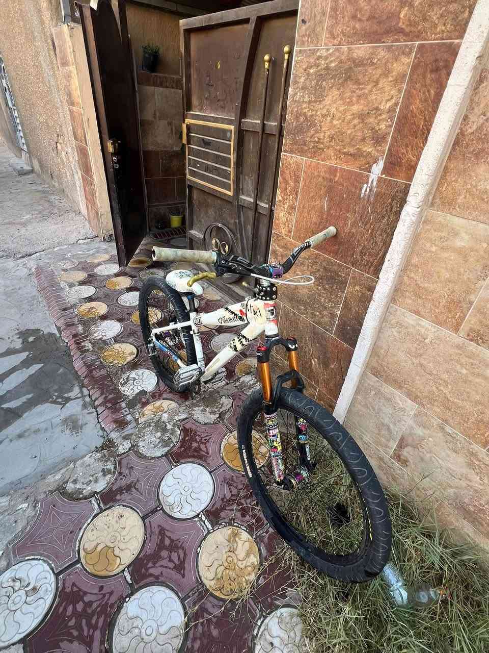 السلام عليكم بايك للبيع مزود بريك دهن  شيمانو mt200 تايرات ماكسزز وياله رياضي بطيخات سبع الوان هانسس فلنجه 7الوان ركبه 7الوان دبل غاز ستيرن ستعراضي بيع فقط ب300قفل مكاني بغداد حي الاعلام شراي يجي خاص رقمي ***********
