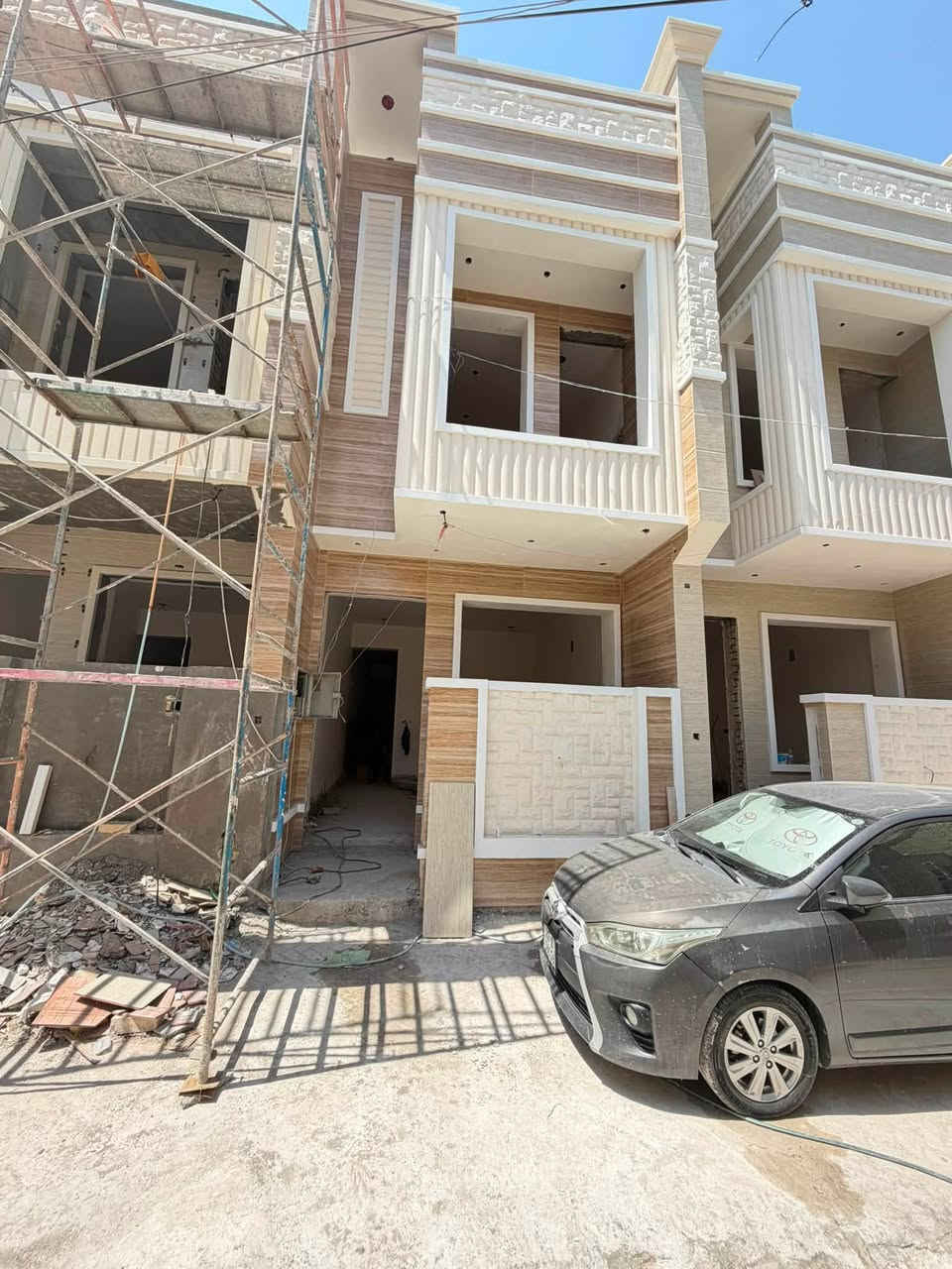 سلام عليكم ….. 

بيت للبيع …..

المساحة ٧٣ م 
الوجهة ٤ م 

معلومات عن البيت : 
البيت بناء جديد وبعد ١٠ ايام يخلص بالكامل 
يوجد في ٤ غرف نوم 
البيت مكون من ٣ طوابق 
الطابقين بي صحيات وحمام 
المطابخ بورسلين
  
الواجهة مرمر وبورسلين ومطعم حجر  جدا مرتبة 

البيت مصروف عليه هواي وسعره جدا جدا مناسب 

العنوان : 
الاعظمية / شارع الكم / موقعه جدا قريب ع شارع 

للتواصل : 

***********
