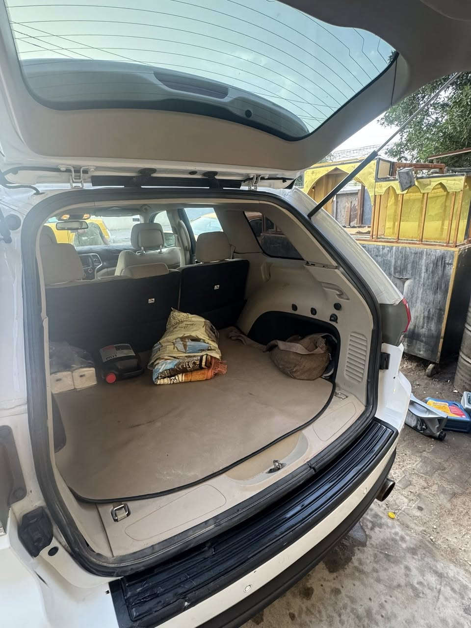 جيب موديل 16 وارد مريكي ضربته جنطه فقط حداديه جديده تايرات جدد رقم بغداد بسمي ماشيه 160 ‭0774 077 2377‬مكلف بالنشر السعر 230 وبيه مجال مكان سياره ميسان
