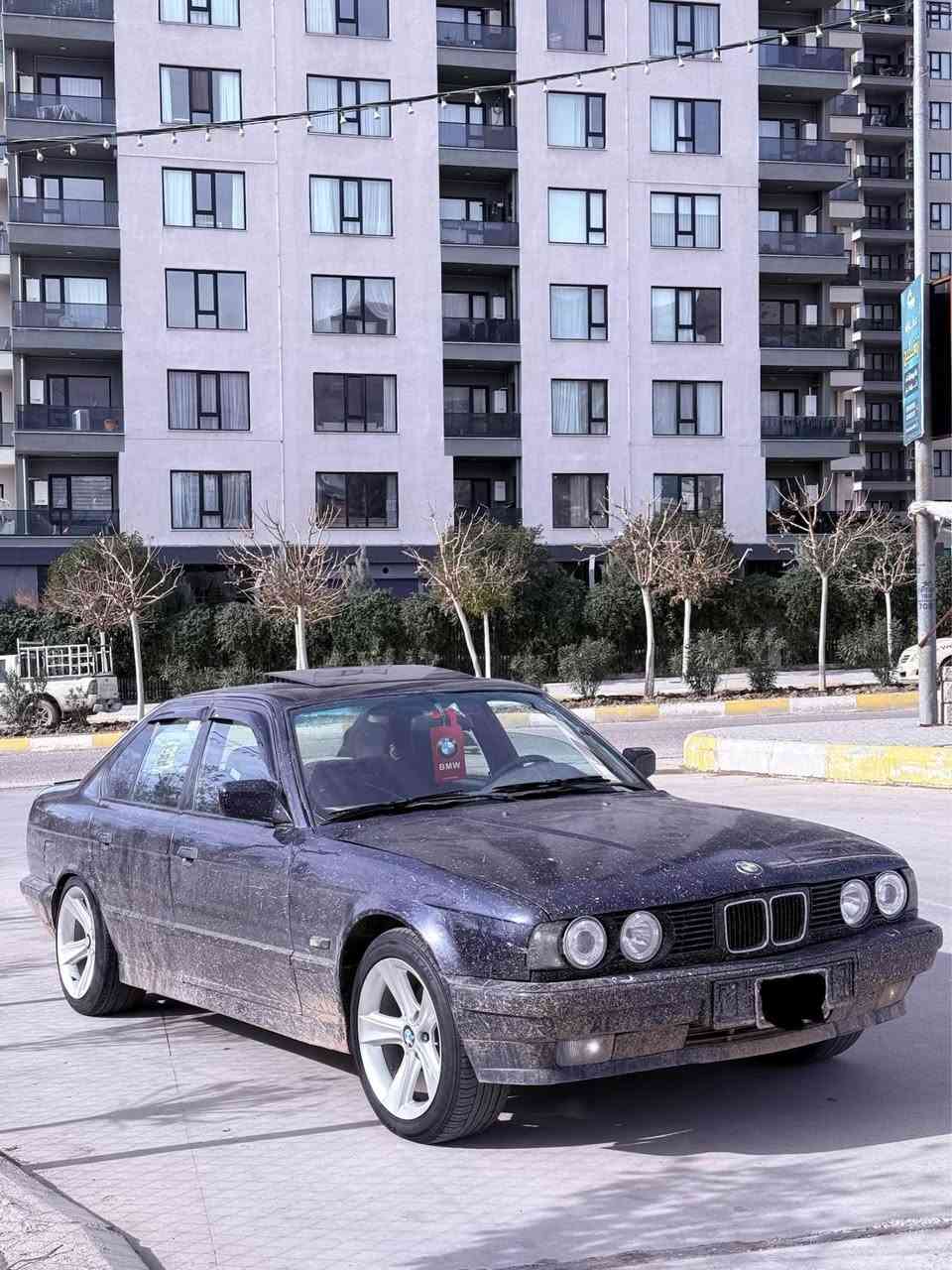 بەناوی خوای گەورە
bmw بیلاد ٥۲٥
ئاڕمی پلاستیکی سلێمانییە بەشەرتی خرامەش
مۆدێل ۱۹۹۱
مەکینەی 25 دیجیتاڵە
گێڕی عادییە
تایەو ویلی هامانە
دەعمی نییە
تەقەو ڕەقەی تیانییە
مەکینەی بەهەموو شەرتێک
کلاجوو عەینەی تازەیە
بەشەرتی گێڕوو مەکینەو ئاڕموو ئەوەلیاتوو خرامەوو براوە
سعری ۳٤ گەڵاو شتێک معامەلەی کەم  
 
***********
لە سلێمانیم
 گۆڕینەوە ئەکەم لەسەر دڵ گرتن السليمانية, العراق
