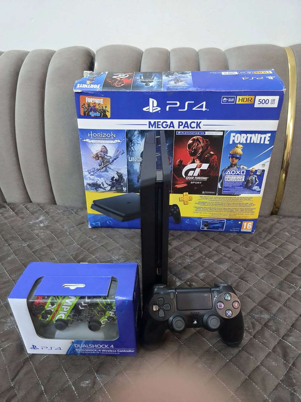 بلي فور سلم مهكر مامفتوح لوك ستيكر حيل حيل نظيف بعده جديد مع كارتون  يحتوي على 9العاب قويه ومكتبة العاب اي لعبه تنزله مجانا ويحتوي على 2جوستك واحد بلادي واحد جديد مامستخدم وغراضه كله بلادي شرط الفحص والضمان  السعر 270 وبي مجال للطيبين توصيل جميع المحافظات متوفر ***********
