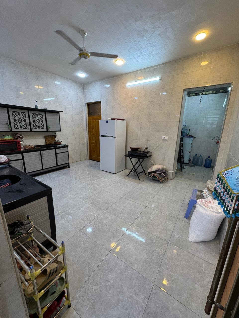 السلام عليكم بيت للبيع مساحته 200 متر واجه 10 نزال 20  العنوان ناحيه الوحده مقابيل مجمع بسمايه يحتوي ع استقبال مطبخ حار وبارد وصاله وغرفتين نوم صحيات خارجيه وداخليه بناء طابوك صب مسلح ابوب كلها تفصال المنيوم ابوب حديد قاصه بناء حديث متعوب عليه المنطقه كامله خدمات ماء كهرباء مجاري تبيلط للاستسفار الاتصال ع الرقم ***********
