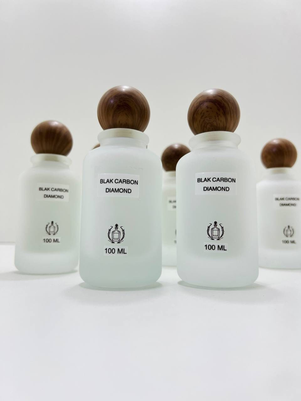 عطور للشعر ٣ انواع 👛🫶🏻
عطور فواحة وثابتة وبدون كحول ✨
١- توم فورد (Tom Ford) 
توباكو فانيلا 🪸 يجمع بين التبغ الدافئ والفانيليا الكريمية مع لمسات من الكاكاو والتوابل والأخشاب الحجم ١٠٠ مل
٢- عطر بلاك كاربون دايموند يتكون من
بنفحات من العود والبرغموت أو الزعفران والبرغموت يتكون قلب العطر من الورد والتفاح والباتشولي.
٣- عطر براق يتميز بثبات ممتاز وفوحان عالي، ورائحة زهرية طبيعية تدوم طويلاً.

توجد توصيل لجميع المحافظات العراق 🇮🇶🚚🚕للحجز والاستفسار يرجى التواصل عبر الخاص 📩💌توجد لدينا عروض خاصة وخصومات وهدايا 🎁😍


**إذا كنت صاحب هذا الإعلان وتريد حذفه لأي سبب، رجاءا أرسل رسالة إلى الدعم الفني**