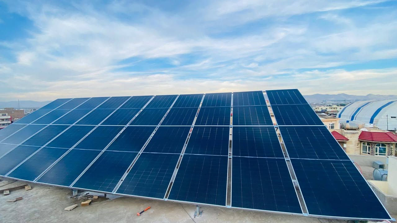 منظومة High voltage من طاقة سمارت في دهوك- سميل ضمان الانفيرتر 5 سنوات استبدال من sofar وضمان البطاريات 10 سنوات - منزل السيد عيسى قبلان منظومة جهد عالي تشغيل منزلين و مصعد .

تم اليوم الانتهاء من نصب منظومة طاقة شمسية 
 مواصفات المنظومة 
منظومة Sofar هي منظومة هجينة يمكنها التوليد وارجاع الكهرباء للوطنية بكفائة عالية جدا وهي منظومة صماعية تتحمل الاحمال الثقيلة 

- انفيرتر 20  كيلواط Sofar  ضمان 5 سنوات استبدال 
- بطارية 5 كيلواط Sofar ضمان 10 سنوات 
-  36 من الواح الشمسية 620 واط من HZ ضمان 12 سنة 
- نظام مراقبة عن بعد كامل 24/7
- نظام اعطاء الاوامر للمولد في الحالات الطارئة للشحن 

# مميزات المنظومة الشمسية
-ارجاع الكهرباء للوطنية 
- تقليل فاتورة الكهرباء 
- تحسين البيئة وتقليل الانبعاثات الكربونية
- توفير الطاقة في أوقات الذروة
- المحافظة على اجهزة المنزل كون الفولطية مستقرة وتطول العمر الافتراضي للاجهزة الكهربائية   

# الفوائد المالية
- توفير مالي جيد كون الكهرباء مجانية وارجاع الكهرباء للوطنية 
 .

مكتب طاقة
الموقع الاول بعشيقة حي العسكري مقابل معرض مخلد 
 مهندس فادي *********** 
***********.   اياس سعيد
 

طاقة_شمسية
#منظومات_طاقة
#سوفار
#HZ
#داينيس
#الربيعة
#تل_سمير
#طاقة_سمارت
#طاقة_متجددة
#انفرتر
#بطاريات
#الواح_شمسية
#نصب_منظومات
#عروض_الطاقة
#عراق
#بعشيقة
#مهندس
