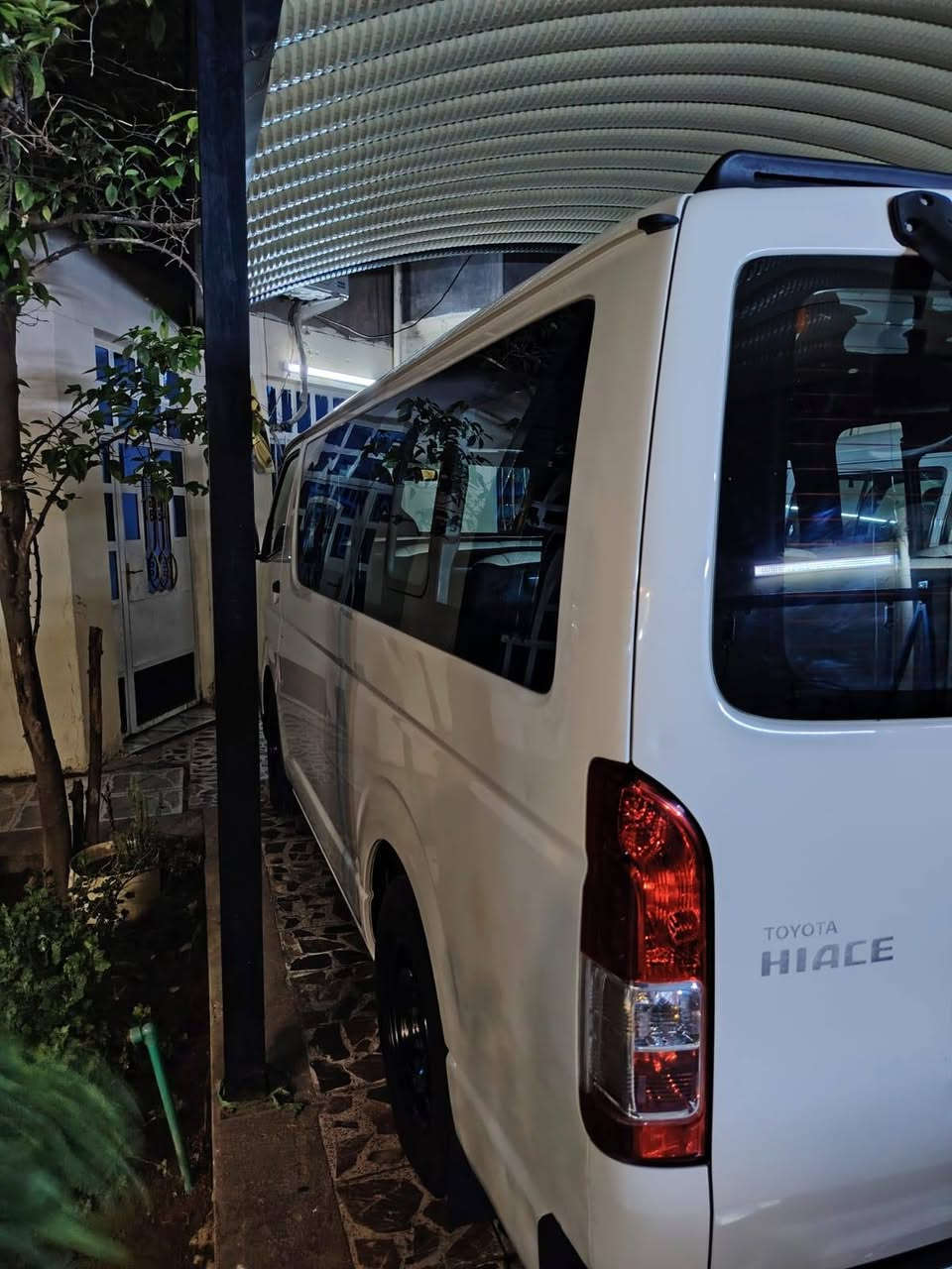 السلام عليكم هايسه موديل 2014 دخول بل 22 سيارة كفاله عامه فقط باب سلايت صبغ شبرين جوه اليده مال الباب دوشمه عامه جديده صار عشر ايام  +تخم تاير جديد + محرك كير اكسن مكفول تبريد خير من الله 
سياره ماشيه 200 
سياره حره بسمي رقم انكليزي مصفره من كلشي مكاني بغداد جسر ديالى القديم انتصال علئ الرقم ***********
السعر 230 وبيهة مجال
