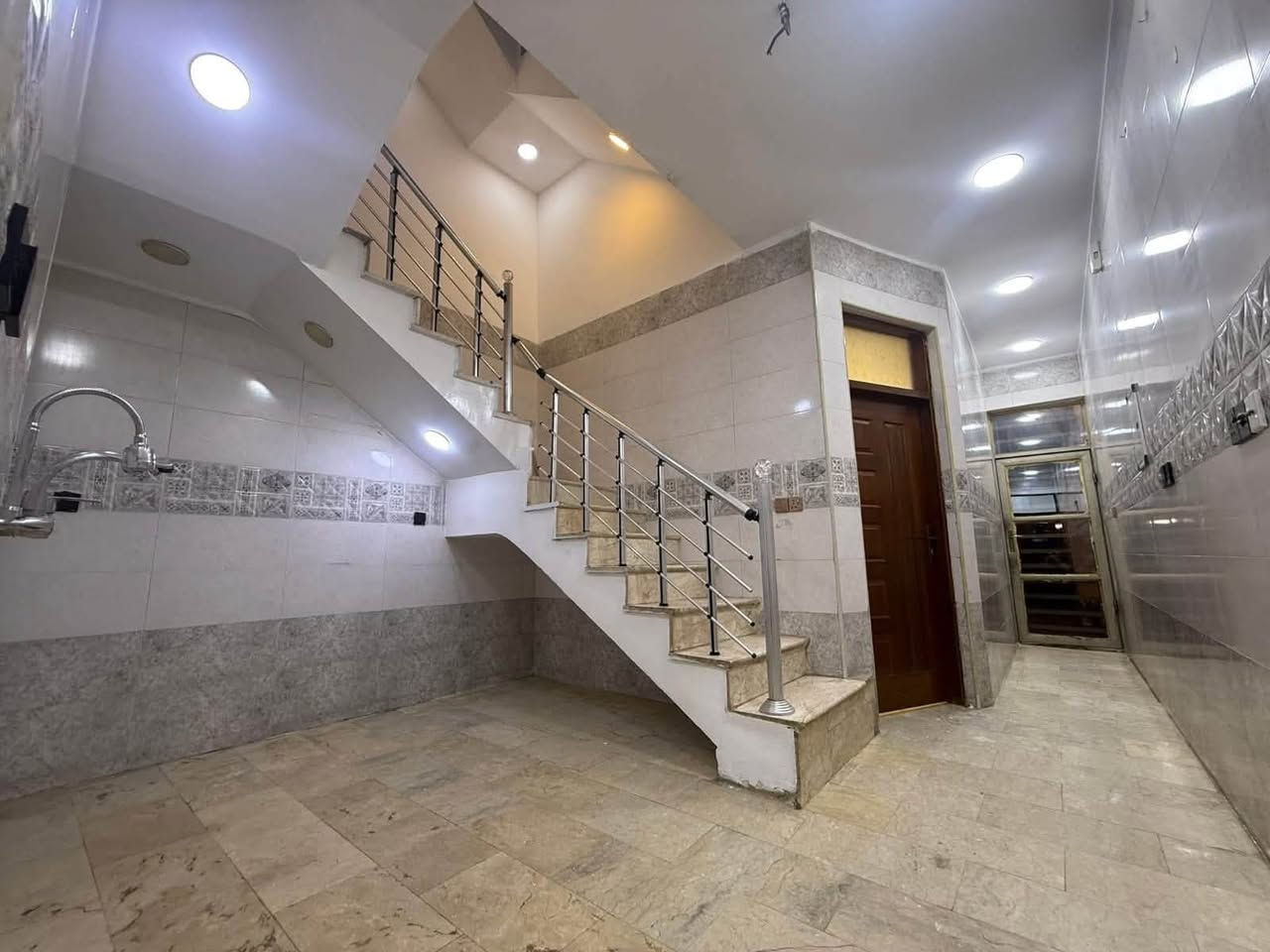 للبيع،،،،دار 🏠حديث، يحتوي  ع ثلاث غرف نوم ستقبال ومطبخ طابقين الموقع📍الشعب قرب العياده الشعبيه، المساحه📐71 م الواجه 4,5 النزال 17 للاستفسار  ***********
