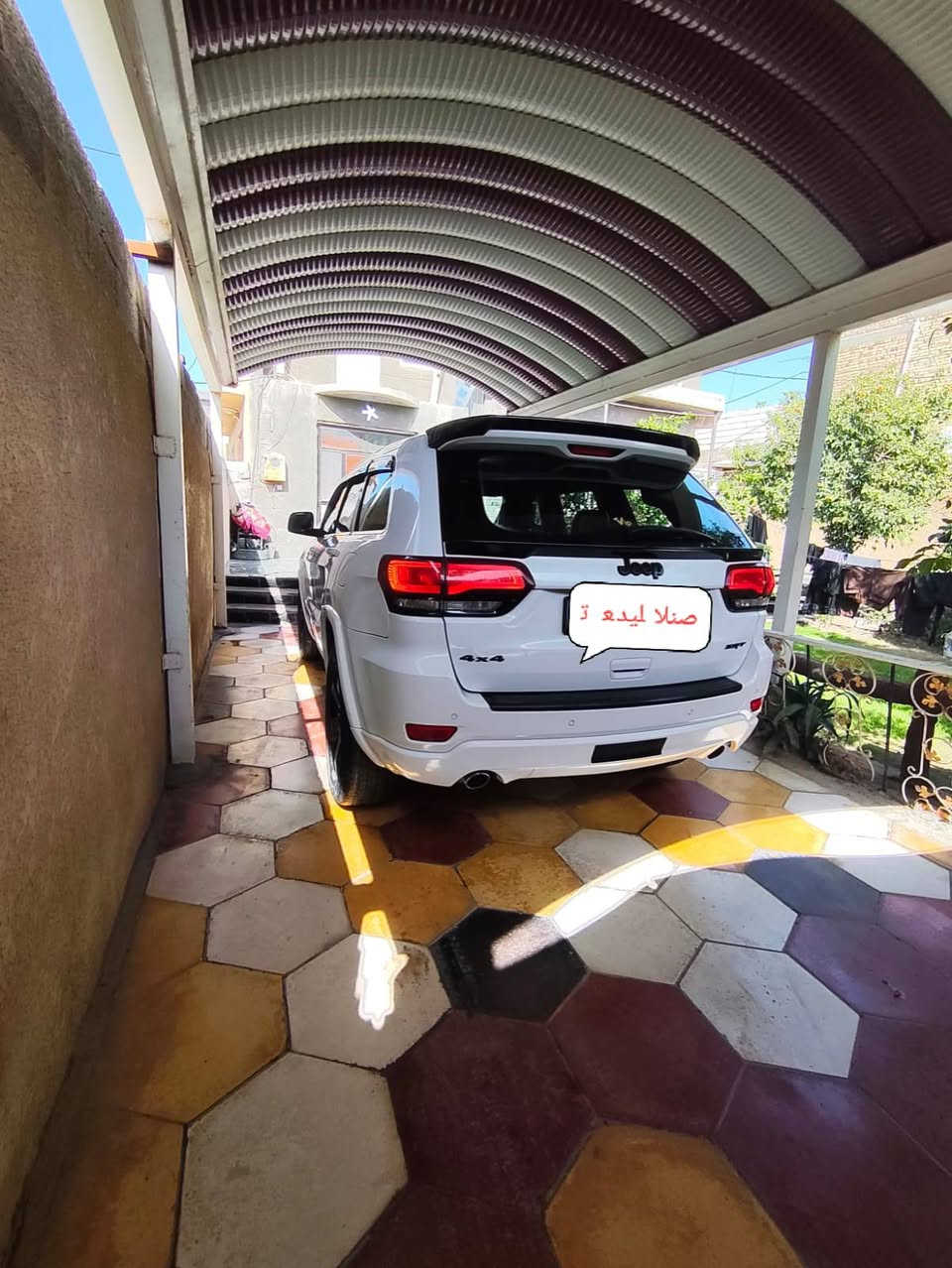 السلام عليكم 
‏جيب لاريدو 2015 
‏
‏مواصفات 
‏1- شاشه كبيره 
‏2- كشنات ستيرن تدفئه تبريد 
‏3- كير طياره المرغوب 3600
‏4- ابواب + تشغيل بصمه 
‏5- جنطه كهرباء 
‏6- فتحه بالسقف
‏7- حداديه جديده 
8- عليها منضومه زنون 
‏
‏حادث السياره ربع بنيد مابيها اي قطعه تبديل 
‏كوله راجع وضع الشركه 
‏موجود بيها صور حادث + سونار 
***********
