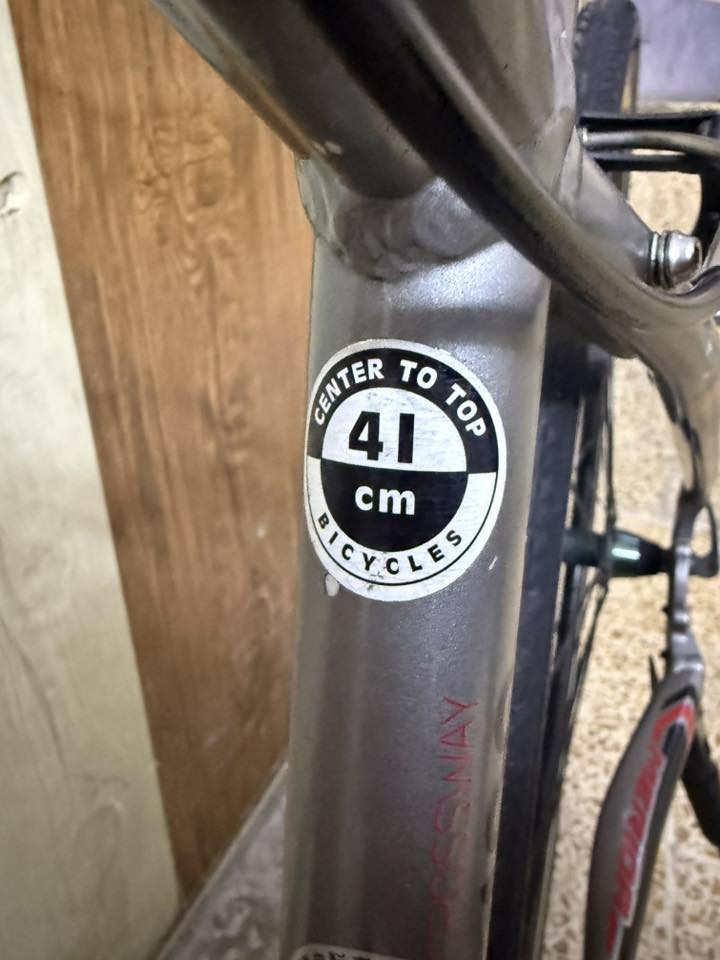 دراجة هوائية شريكة MERIDA 

صنع في تايوان 🇹🇼 

القياس 28/c700

المعدن ألمنيوم 

قياس الفريم 41cm

السستم شيمانو ياباني

المكينة 3/8

النقال الأمامي شيمانو تورني 

النقال الخلفي شيمانو التوس 

الوياله طخم واحد شريكة MERIDA 

السعر 140 الف دينار 

عنوان المحل موصل أيمن تقاطع شارع كنيسة الساعة🚴🏻‍♂️🚴

يوجد توصيل 🚚 كافة محافظات العراق 🇮🇶 

☎️***********
