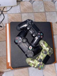 بلي فور سلم نص تيرا  ما مفتوح ويا 3 جوستكات  و قرص God of war4 و اصدار...