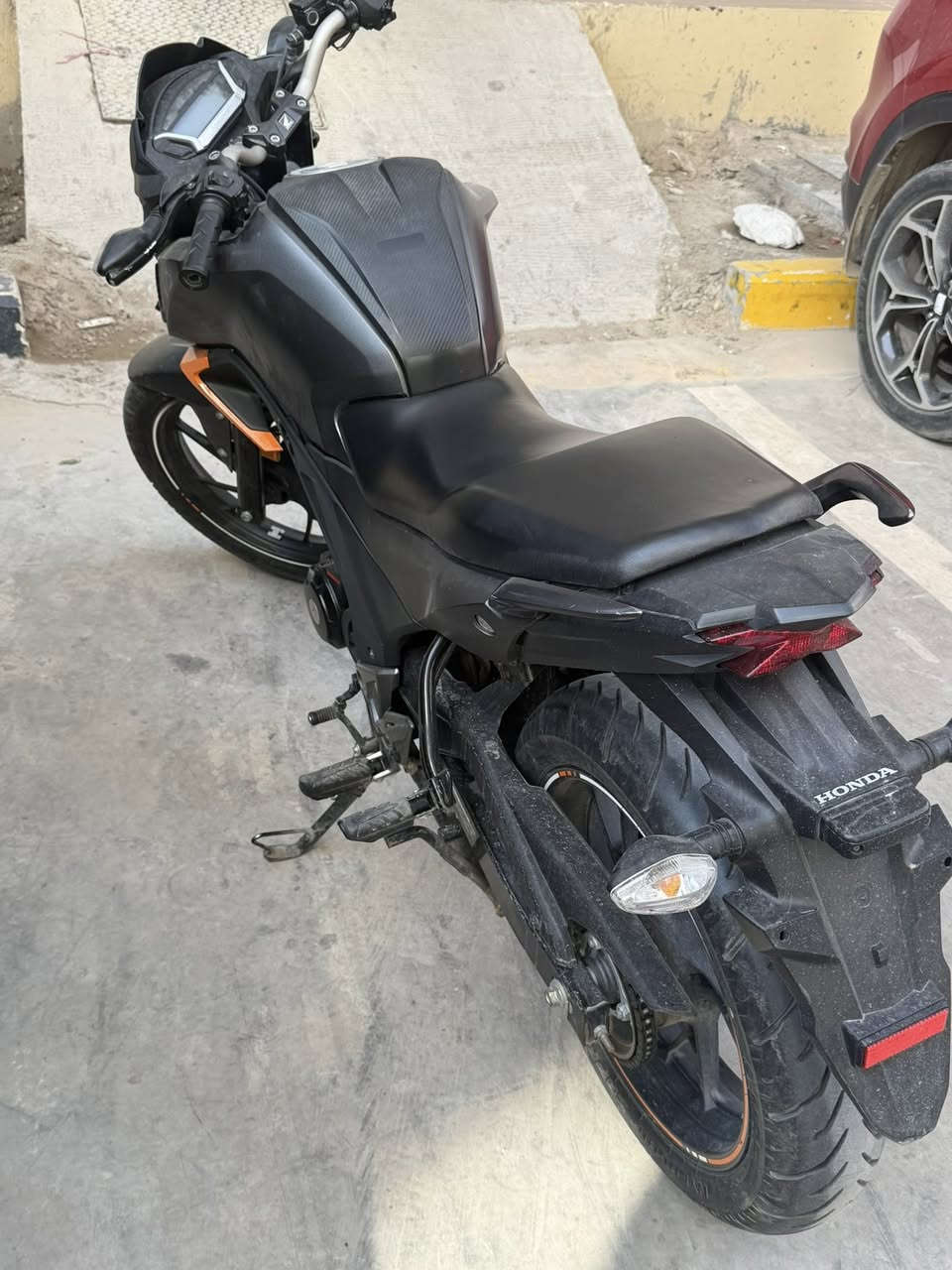 سلام عليكم دراجة للبيع هوندا 160 نضيفة وماماشية وكدامكم بل صورة ما مبدل بيه شي عل وكالة غراضهة موجودة السعر مليونين وميتين مكاني بغداد بوابة العراق للاستفسار ***********
