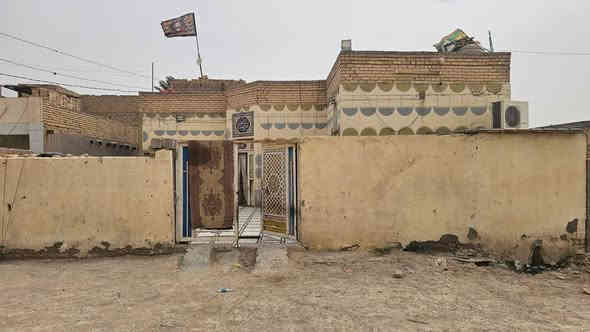 السلام عليكم اخوان بيوت للبيع معاهن قطعه مساحه القطعه 375 وبيت كامل مساحته 350 وهيكل   مساحته 250 شارحهن 14 متر مع الشارع مجاري المكان الطليعه الثالثه قرب مدرسه الامامين عالسريع اي استفسار على هذا ***********
