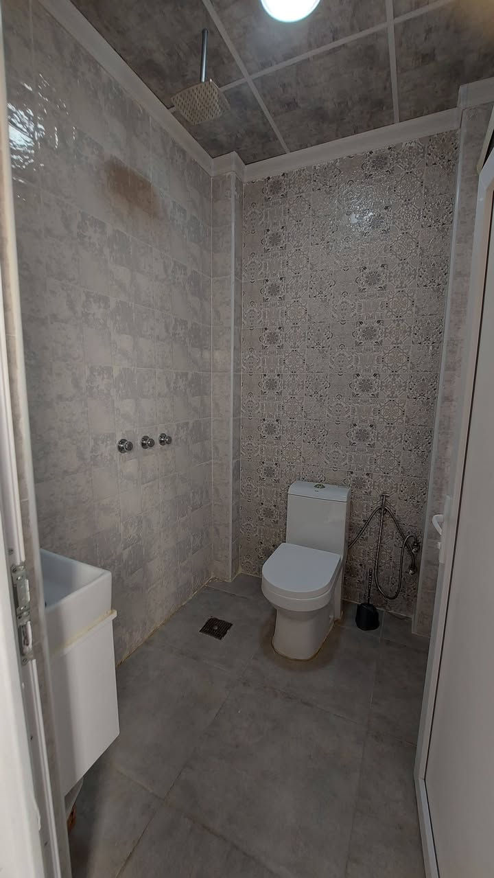 بسم الله
دار مؤثث للبيع السعر ( 115 )
حي الملايين الاولى قرب معمل الاخشاب
قرب جامع نضرة النعيم بين الضغطين العالي 
المساحه / ١٥٠ متر واجه ٦ × ٢٥
سند زراعي ٢٥ مشمول بقرار التمليك عندي وصل بلديه
بناء درجه اولى ٢٠٢٤ على ايدي البيت واسع ونفه وبالحقيقه احله من الصور 
نظام دكتات تبريد مركزي نظام ساحبات صاروخيه دفن نظام كامرات 
الطابق الارضي / استقبال ٤×٦ صحيات للخطار ١،٥×٢
مخزن مطبخ ١،٥×٥ مطبخ ٥×٦ حديقه اماميه ٦×٧ حديقه خلف البيت ٣×٦ وترهم مسبح او غرفة نوم
الطابق الثاني غرفه نوم ٦×٦ بيهه سويت ٢×٢ 
غرفة غسل ملابس ١،٥×٢،٥ غرفة نوم ٤×٤،٥ بالكونه ودرج للسطح 
والبيت مالتي يعني بدون دلاليه 
للاستفسار 
***********  
***********
