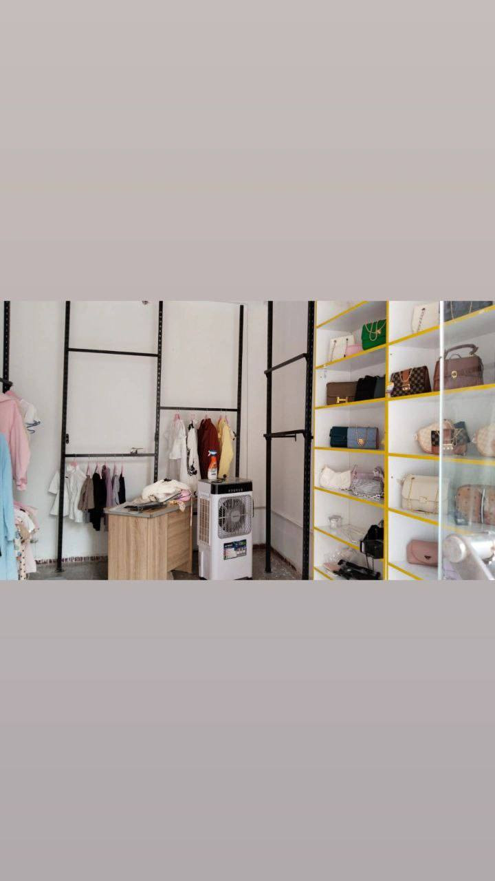 رفووف خشب عدد 2 : 150 الف
ستاند حديد ١٢ عامود وملحقاته :200الف 
تعلاكات 85 وردي و20 مال بنطرون: 80الف
ميز خشب  : 30 الف 
الاستفسار اكثر على الواتساب 
***********
