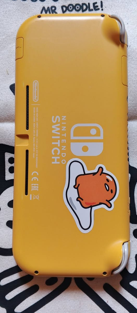 نينتندو سويتس لايت مهكر قطعة نظامين اونلاين و اوفلاين 
مع ذاكرة 128 كيكا مليئة بالالعاب كما موضح بالصور نظافة ممتازة والازرار والبطارية بحالة ممتازة والجهاز 
  مكفول من كافة المشاكل والاعطال 100 بالمئة مع كفر 
السعر  220 الف  
توصيل بغداد 5 الاف وباقي المحافظات 6 الاف 
للتواصل ماسنجر خاص او واتساب او الاتصال 
***********
