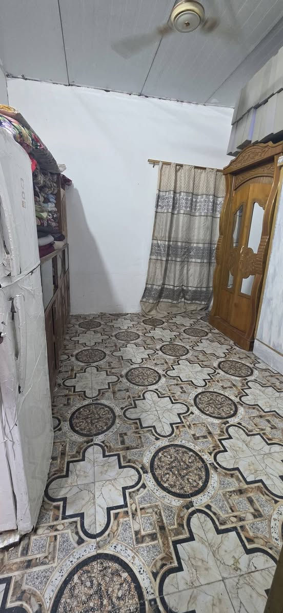 سلام عليكم بيت تجاوز مساحه 180 يتكون من غرفتين وصاله ومطبخ وديوان
صاله سبعه في 3 ونص
 وديوان سبعه في 3 ونص والغرفه الاوله خمسه في اربعه
 وثانيه خمسه باربعه 
بيت مرتب ونضيف مجاري رابطينها على شركه نرجس ماي الكهرباء تبليط خدمات كله كامله مكان البصره الزبير بالدرهميه السعر 40 وبي مجال الرقم ***********
