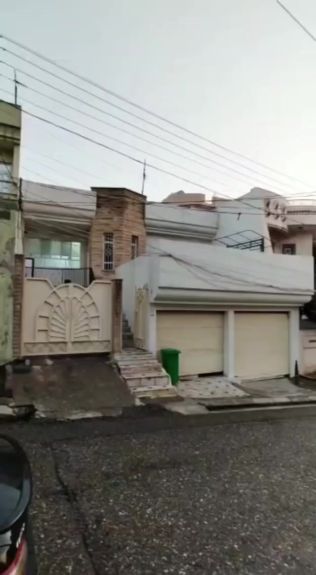 خـــــانی بـو فـــــروتنێ جھ  حــــەی جزمە
#العربیه بیت للبیع في دهوك منطقه حي الجزمه

#واجهە جنوب
#مساحە 200متر
#عـــــــدد سرداف و2دکان و1طابق
#بیان ‌طابو سند
#سعر 8دفتر و90ورقـە مجال

#الاتصال☏پـەیوەندی
***********
