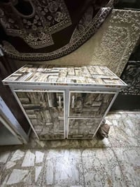 هذا الميز  اليمنيوم يرهم كاونتر تحط بي اغراض مطبخ ويرهم جزامه الرقم 07...