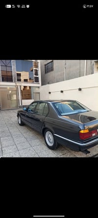 🚗 BMW 740i — نظيفة جدا   مريّات جانبية كهرباء ويل شعاع أصلي + تخم تاير...