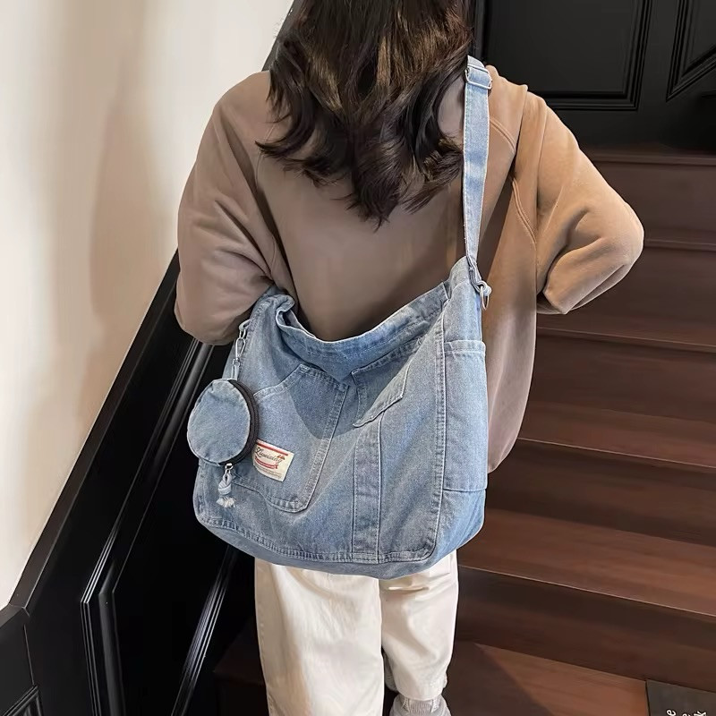 ⁨	✨ حقيبة جينز عملية وعصرية ✨

👜 خامة جينز مميزة بتصميم كاجوال يناسب الطلعات والاستخدام اليومي
🤍 واسعة وتكفي أغراضك الأساسية بكل راحة
🎁 مرفق وياها البوچ الصغير مثل ما موضح بالصور

💰 السعر: 18,000 دينار فقط
🚚 التوصيل: 4,000 دينار لجميع محافظات العراق
✅ ضمان فحص القطعة أمام المندوب قبل الاستلام

📩 للحجز أو الاستفسار راسلينا على الخاص، والكمية محدودة 💕⁩
. 
. 
. 
. 
. 
#jeans #جينز #حقيبه #جنطه #اكسبلور_explore


**إذا كنت صاحب هذا الإعلان وتريد حذفه لأي سبب، رجاءا أرسل رسالة إلى الدعم الفني**