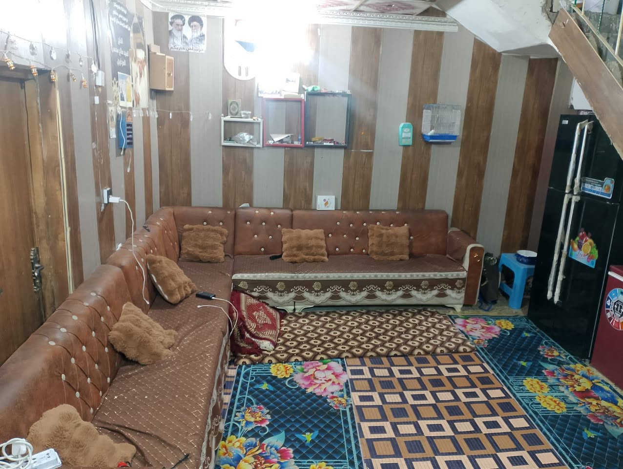 بيت للبيع   بي 3غرف غرفه جوه على شكل سويت و صالة 6امتار و غرفتين و صاله 6امتار فوگ  و بي سطع  و سطح ثاني  الجوه كاشي و كراج و حديقة البيت طابو صرف وجاهز للسكن العنوان حي العامل قرب المول بسعر جدآ مناسب للتواصل او المراسلة ***********
