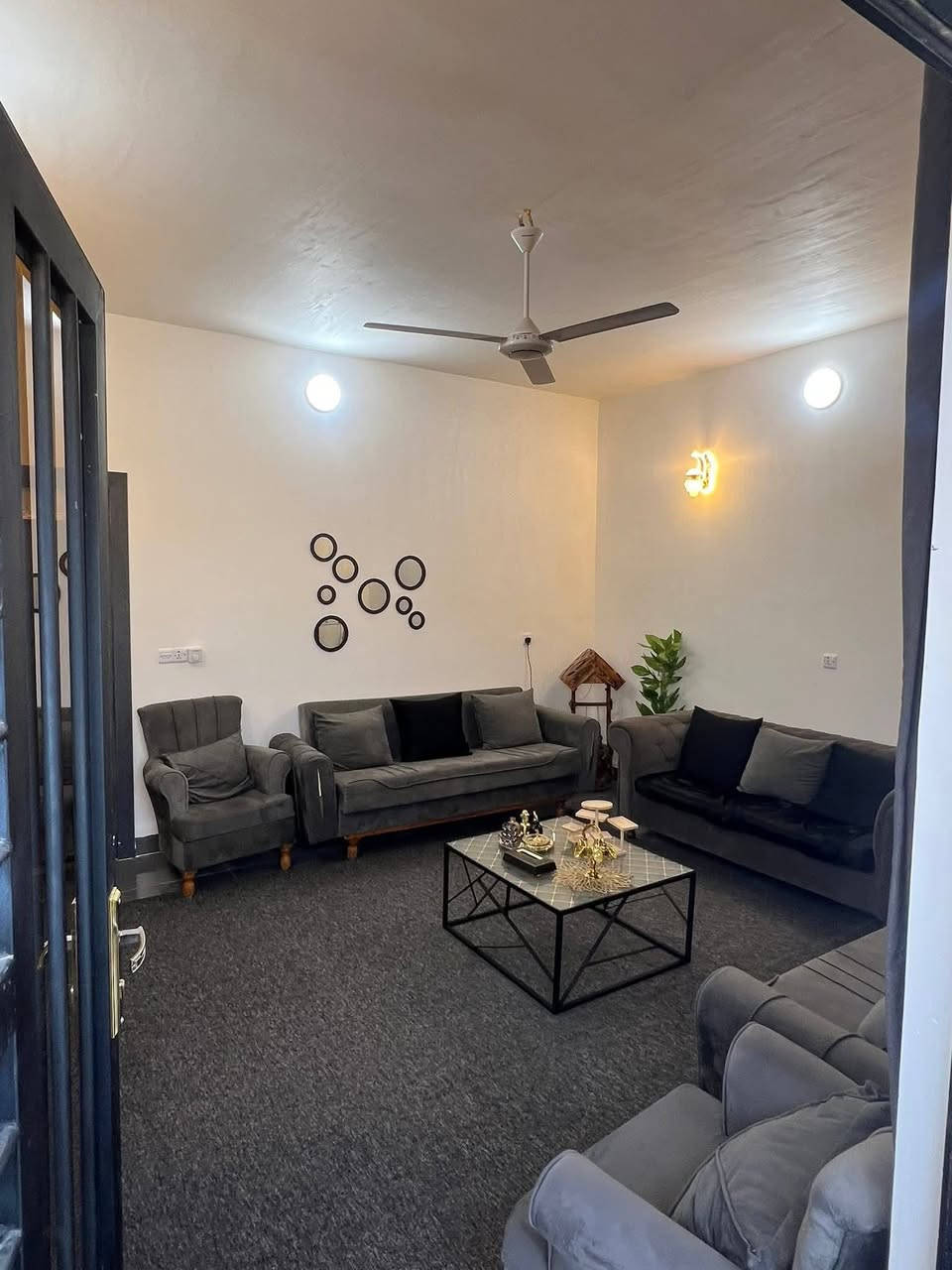 السلام عليكم
بيت ركن على شارعين 12 ونص وعلى حديقة مباشر 
للبيع البيت شبه زيرو وشل البيت شغل جناي
بمنطقة المخابرات 
مساحة الدار 150 متر 
الواجهة 10 ونزال 15
الدار يحتوي على 5 غرف نوم وال 6 غرفة صغيرة بلطابق الثاني يعني مخزن
و3 مجموعات صحية 
وصالة وستقبال عدد 2 وموكد بلصالة الوسطية الي بلطابق الارضي للأستفسار الاتصال ***********
او زيارة مكتب الامين للعقار 
الديوم شارع 60 
مقابل مجمع طيبة 2
