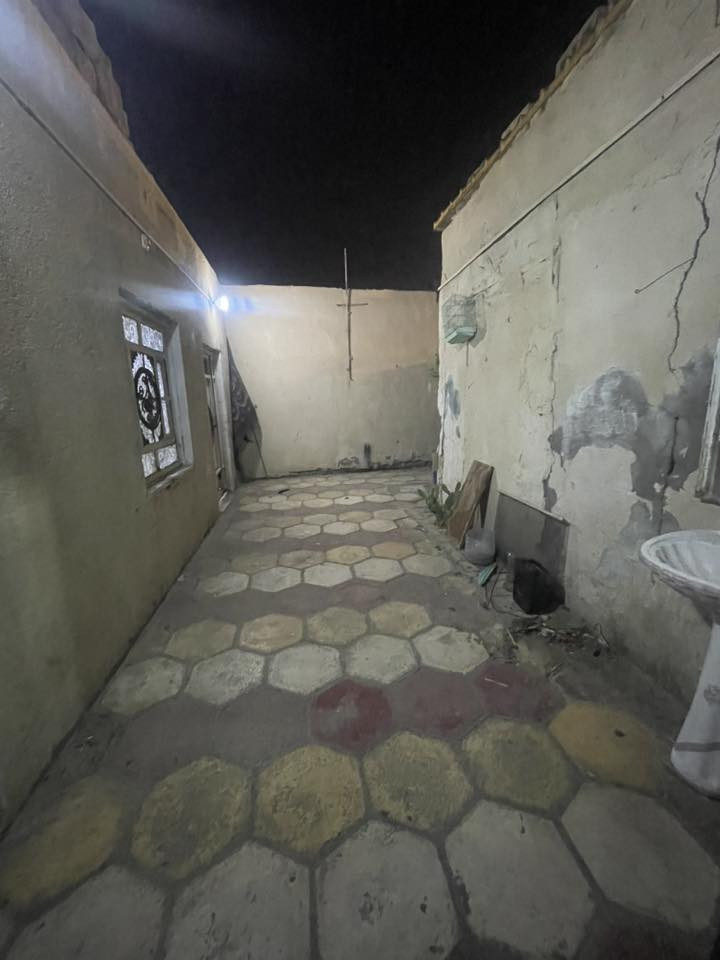 السلام عليكم بيت تجاوز للبيع مساحة 150 متر يحتوي على غرفتين نوم و ممر وديوان ومطبخ +حمام داخلي وحمام خارجي وطارمة وحديقة البيت نضيف سراميك كلة (والسقف مالة مسلح كونكريت) البيت كامل الخدمات ماء مجاري كهرباء كلة عل نرجس رابطين مكانة البصرة القبلة قرب سوق الجبير رايدة ب28 مليون وبيه مجال ***********
