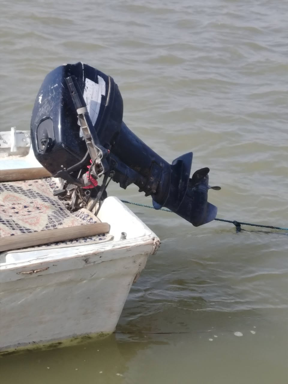 سلام عليكم زورق للبيع معه المكينه  فايبر كلاس الطول 4متر مكينه 15بيرسن مجفت جديد السعر مليون وميه وبيه مجال العنوان كوت شيخ التصال ***********
