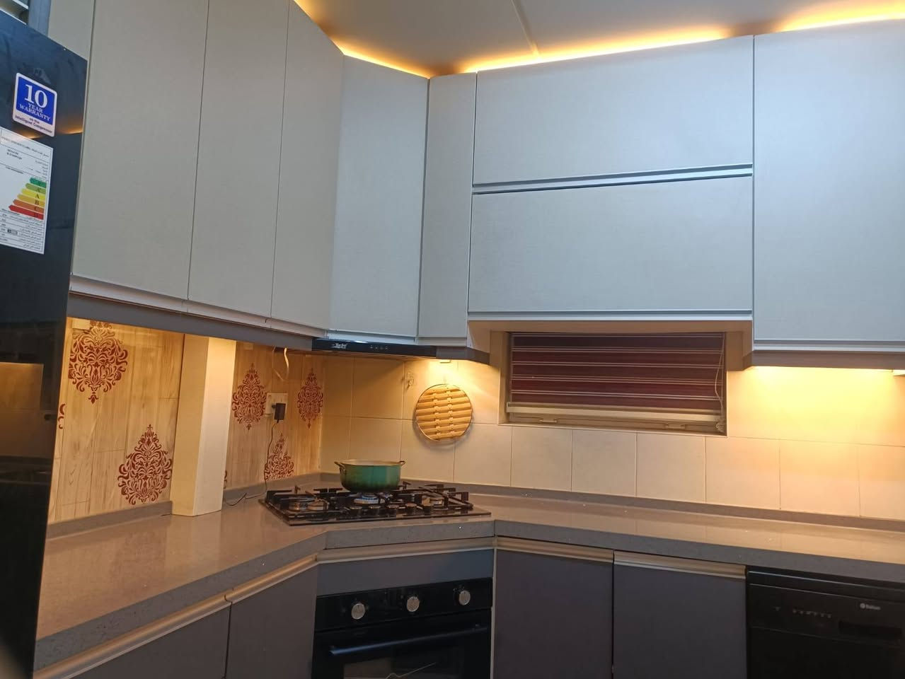 مطبخ كامل المواصفات "بكامل ملحقاته" للبيع لدواعي التغيير
لمحبي الأناقة والترتيب، كاونتر مطبخ (مستعمل بنظافة ممتازة) بتصميم عصري وألوان راقية جداً، المطبخ مو بس خشب، يجي وياه "بكج" كامل يريحك من التجهيز:

​الملحقات المتضمنة:
​طباخ بلت-إن (Built-in) بتصميم أنيق.
​فرن غاز/كهرباء متناسق مع الديكور.
​ساحبة هواء حديثة.
​غسالة صحون ماركة معروفة بحالة ممتازة.

​المميزات:
​تصميم يوفر مساحات تخزين ذكية (مثل ما موضح بالصور).
​إضاءة LED خفية تعطي جمالية للمكان.
​مرمر (كاونتر توب) متين ولون فخم.

​السعر: (قابل للتفاوض)
المكان: [بسماية]
للتواصل والاستفسار: [*********** ]
