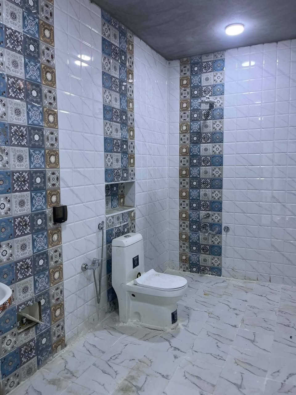 عدنا بيت للبيع بام طباشي بناء ٢٠٢٦. مساحتة ١٩٠ م
بناء طابقين الطابق الأول غرفة وحدة وصالة ومطبخ واستقبال وصحياة وطارمة وحديقة صغيرة  وصحياة خارجيةالطابق الثاني ٣ غرف نوم وصالة وصحياة بناء كلة حديث وبيبان وشبابيك كلة المنيوم والداخلية بيبان تركي للاستفسار الاتصال ع ***********
