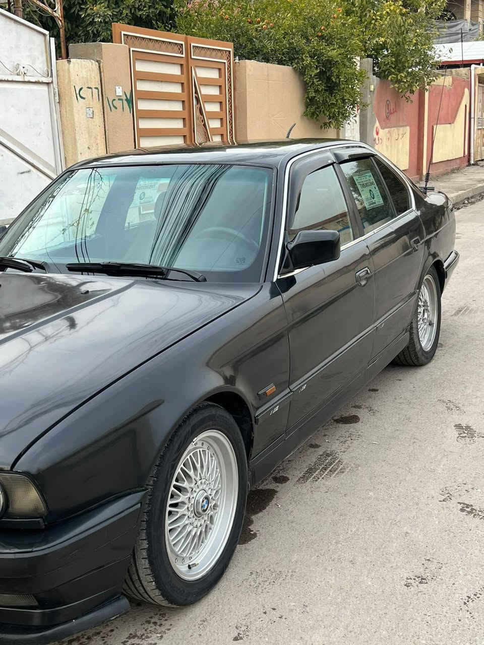 اسلام عليكم
525/موديل1991 
السياره بجم رفيع نضافه كدام العين سياره بيها جاملغ خلفي 
بجم رفيع عطر عريض
رقم نينوئ الماني شرط تحويل
تاير تكم كامل جديد
السياره وارد ياباني فول توماتيك عدا فتحت سقف 
مكينه 25كبس عدل المرغوب 
كير توماتيك شرط السياره لا صرف لا نفخ 
جهازه سعرها 58مجال بسيط تواصل
***********
***********
