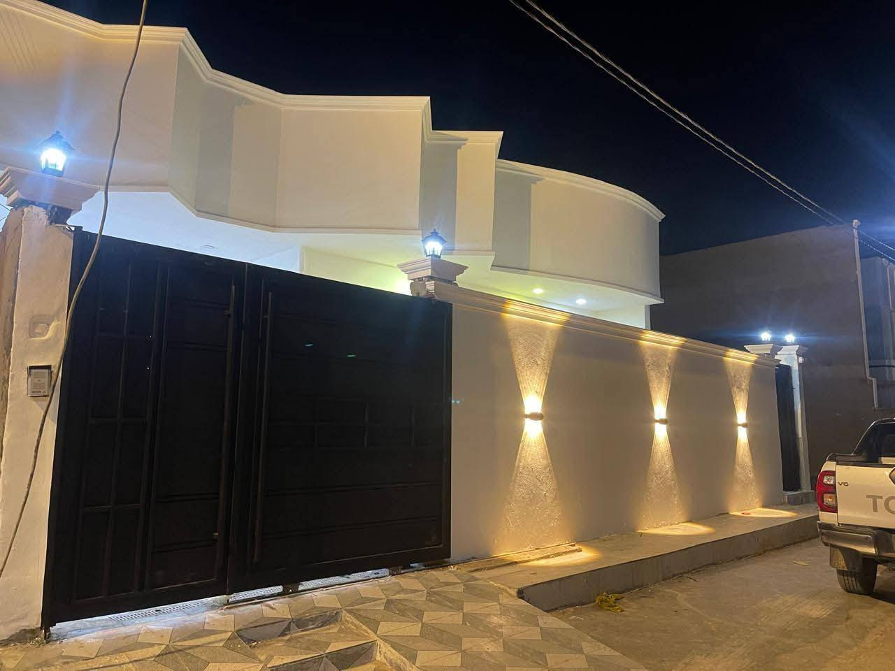 🏡 دار سكن للبيع – بناء حديث 2025
📍 مجمع حيدر حجي هندي النموذجي – حي الجامعة
✅️ بلوك رقم :  ( 4 )

📐 مساحة الدار: 300 متر
📏 واجهة الدار: 14 متر

تفاصيل الدار:  طابقين 

3 غرف نوم
 استقبال
مطبخ 
صالة عدد 2
عدد 4 مجموعات صحية
كراج سيارة واسع 

✨ موقع مميز داخل مجمع منظّم وهادئ

🔲  للاستفسار مراسلة الصفحة 
📞 اوالاتصال على الأرقام الآتية

***********
***********
***********

🏢 أو زيارة مكتبنا:
مكتب سيد نجاح العذاري  العقار والمقاولات العامة
📍 حي المعلمين – الشارع الخدمي– مقابل إسطنبول مول
