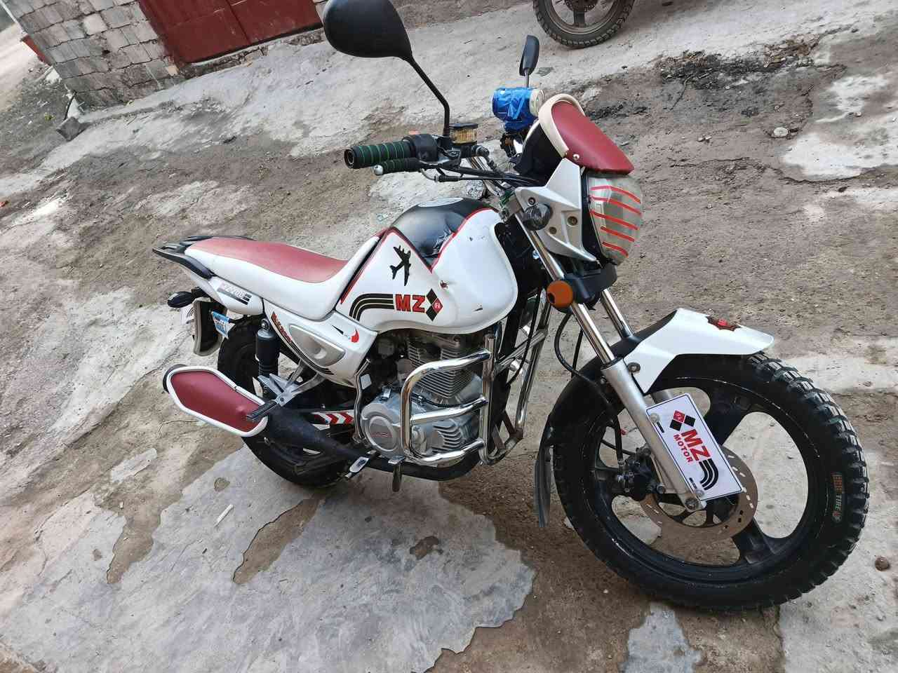 السلام عليكم دراجه MZموديل 2019 محرك 200 اوراق كامله مدفوع كمرك الدراجه  نضيف كلش مكينه مامفتوحه لوك الدراجه  نكره سلف كهرببايات جدد كامله مكمله زوج تايرات قبل اسبوع شديتهن جبلي تشغيل عن بعد 2 بصمات دراجه كبل للشارع العنوان الدجيل  السعر 900 وبيهه مجال قليل للشراي للاتصال ***********
