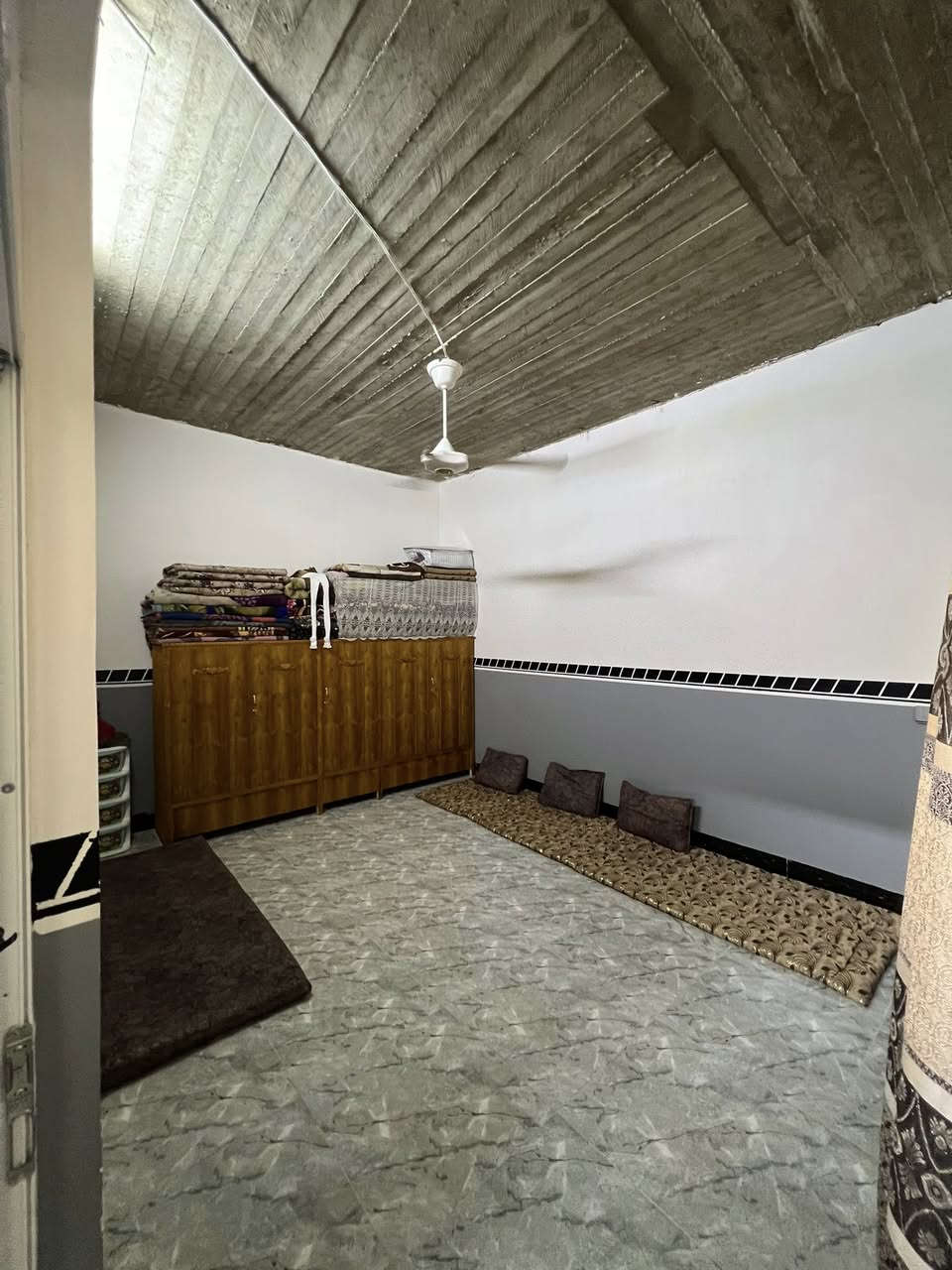 ---
🏠 للبيع - بيت حديث بحي القوسيات  
قرب جامع عبدالله بن أبي قحافة

📐 المساحة: 156 م² | الواجهة: 12 م | النزال: 13 م  
🛌 التفاصيل: غرفتين نوم + هول استقبال + مشتملات  
🔨 البناء: حديث - جاهز للسكن  
📍 الموقع: مميز ومرتفع، 30 متر عن التبليط  
💧⚡️ الخدمات: ماء + كهرباء متوفرة  
📜 السند: زراعي نموذج 25 حق التصرف، سند أبيض، واصل بلدية  

💰 السعر: 60 مليون - قابل للتفاوض

📞 للاستفسار:  
***********  
***********
---
