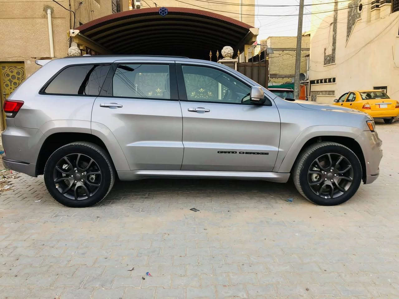 � للبيع Jeep Grand Cherokee Limited 2021 | أعلى مواصفات | Full Option 🔥

للبيع جيب جراند شيروكي ليمتد موديل 2021، استخدام شخصي، سيارة نظيفة جداً ومحافظ عليها، جاهزة للاستخدام ولا تحتاج أي مصروف.

📌 التفاصيل:

🚘 موديل: 2021
🚘 الفئة: Limited (Full Option)
🚘 محرك: V6
🚘 نظام دفع رباعي 4×4
🚘 ممشى: 98,000 كم
🚘 اللون: رصاصي
🚘 داخلية: جلد أسود
🚘 رقم بغداد وباسمي
🚘 الموقع: البصرة

⭐ المواصفات:

✅ فتحة بانوراما
✅ نظام رفع وخفض السيارة (Air Suspension)
✅ أنظمة قيادة متعددة (Auto / Snow / Sand / Mud)
✅ نظام الاصطفاف الذاتي (Self Parking)
✅ رادار أمامي
✅ حساسات أمامية وخلفية
✅ كاميرا خلفية
✅ باب خلفي كهربائي
✅ تشغيل بصمة وستارت
✅ مثبت سرعة
✅ شاشة كبيرة مع نظام Uconnect
✅ رنكات وكالة

🔧 الصيانة:

✔️ بطارية جديدة
✔️ مضخة الوقود (عبوة البنزين) جديدة
✔️ تايرات جديدة
✔️ السيارة جاهزة بالكامل ولا تحتاج أي مصروف.

📋 ملاحظة:

تم إصلاح ضرر بسيط سابق في المدكر الأمامي الأيسر مع ربع البنيد فقط، والسيارة حالياً بحالة ممتازة، والفحص خير دليل.

📍 الموقع: البصرة
📄 رقم بغداد وباسمي
💰 السعر:  255$
📞 للتواصل:  ***********
