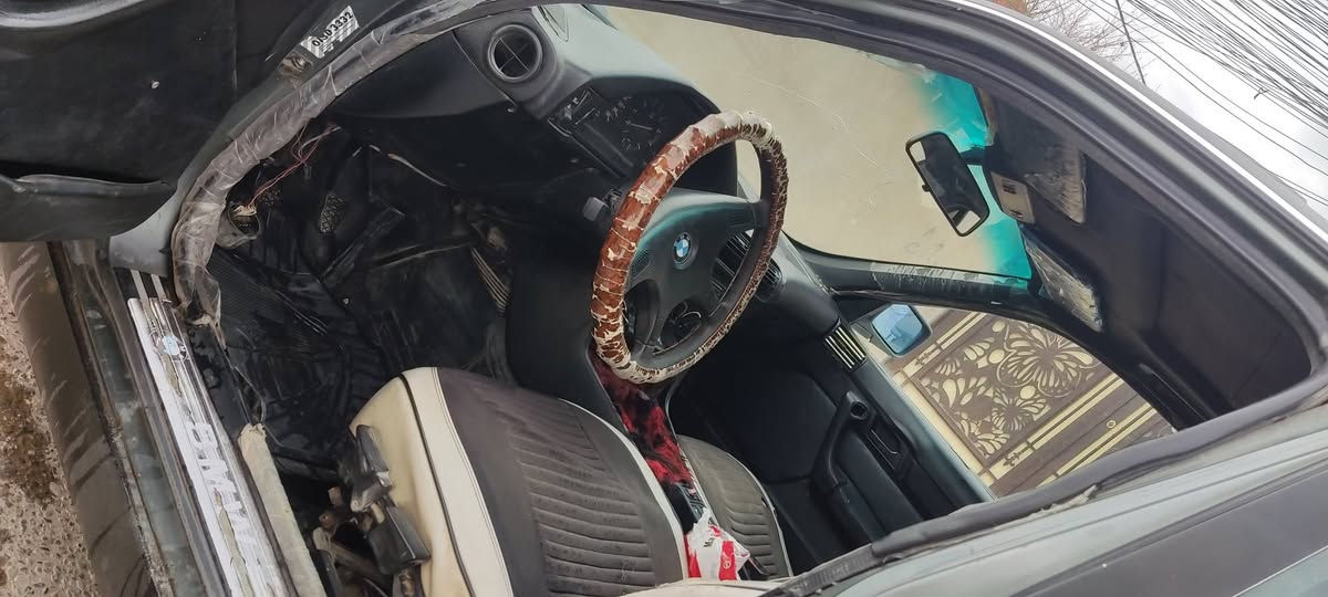 السلام عليكم بيئم 530كير عادي مكينه فل شرط  كابون بانزين سنويه بيضه مدفوع كمرك مصبوغه حزام جماليه شرط التحويل و الوكاله  السعر 33وبيها مجال بسيط الرجال متوازي عندو عمليه لابنو مكلف بل نشر رقم صاحبها*********** كهربائيّة كل شغاله لايت عالي ناصي زينول
