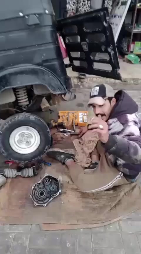 سلام عليكم شباب اخوك احمد الحجام عنوان الحسينيه بمسقط قرب شارع الشركه ***********
