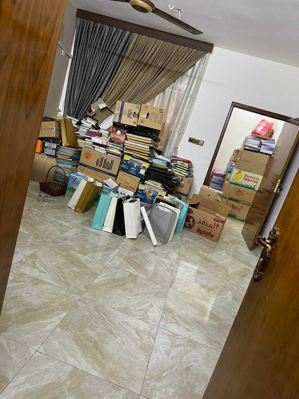 بيت نظيف في حي الحسين ١٠٠ متر نظيف ايجار شهري ٥٠٠ الف قرب جامع محمد رسول الله غير متواجد على الفيس اتصل على الرقم ‭***********‬
